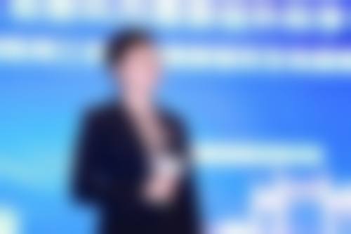 高端设备与环境体验:层流手术室与数字化服务